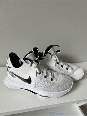 Nike Lebron Witness 5 Air Zoom, White and Black Basketball Sneakers, Size 8.5